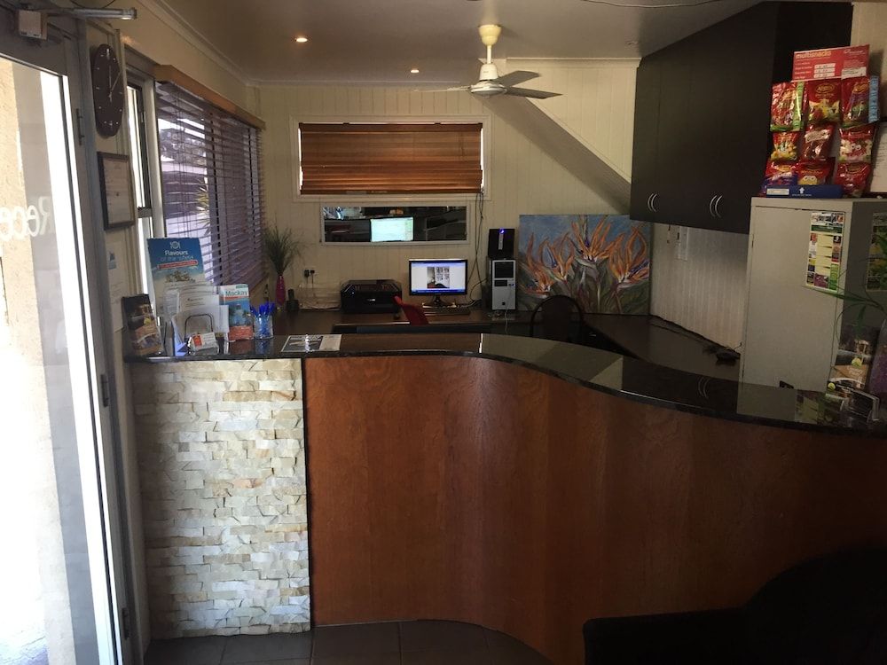 Country Plaza Motor Inn 3