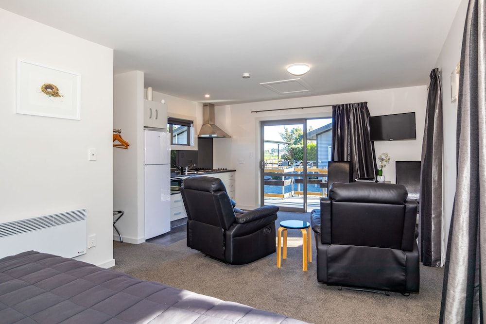 Black on Grey Motel 3