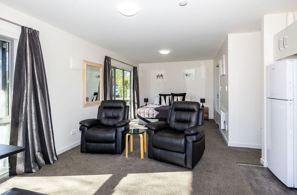 Black on Grey Motel 2