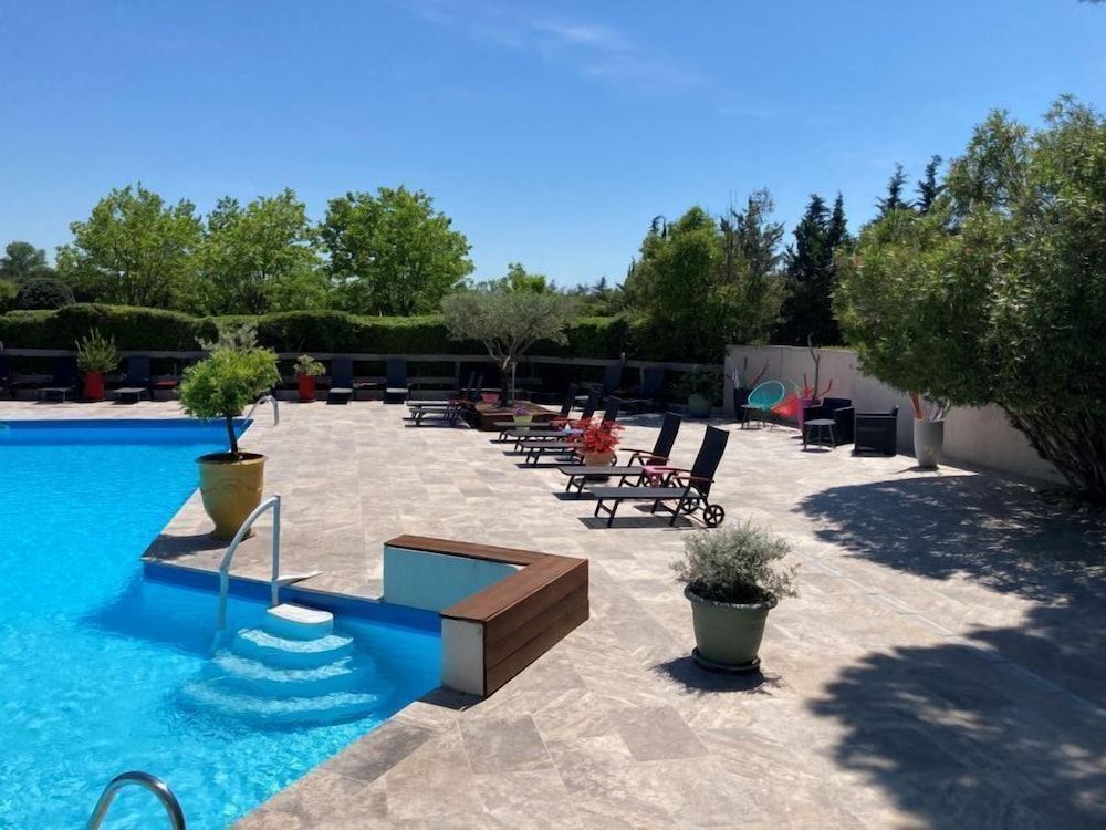 Les Aubuns Country Hôtel 3 estrelas em Caissargues