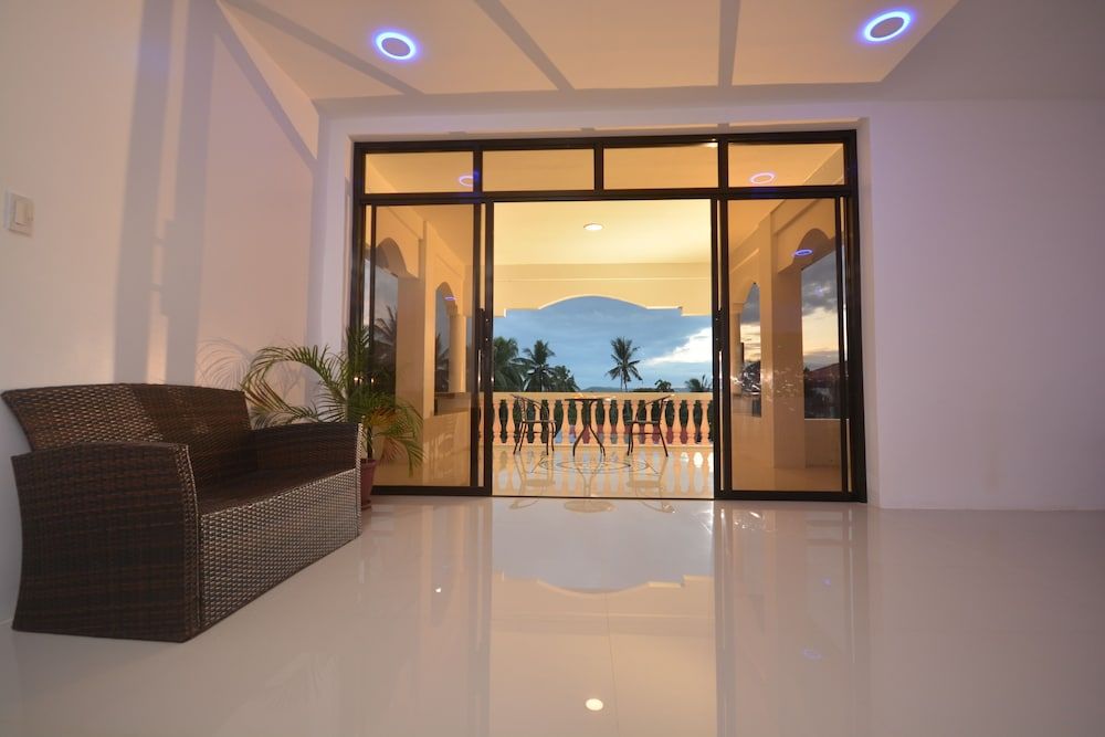 White Summerville Tourist Inn 2