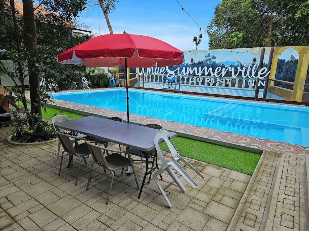 White Summerville Tourist Inn