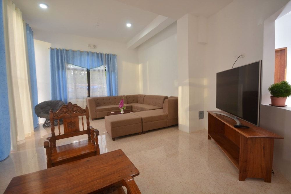 White Summerville Tourist Inn 3