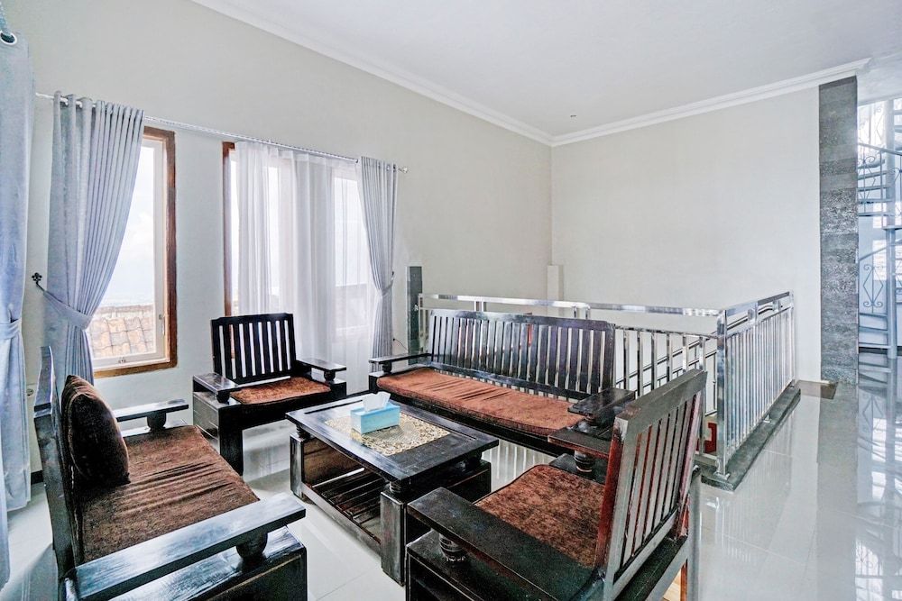 OYO Life 90472 Villa Dua Dua 3