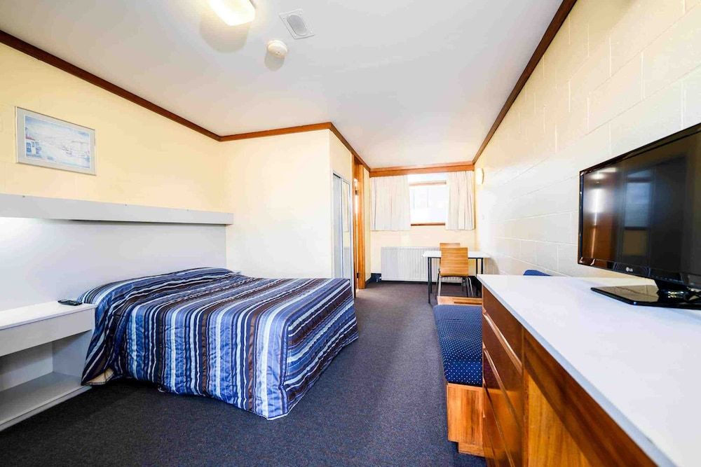 Top of the Town Hotel Motel 3
