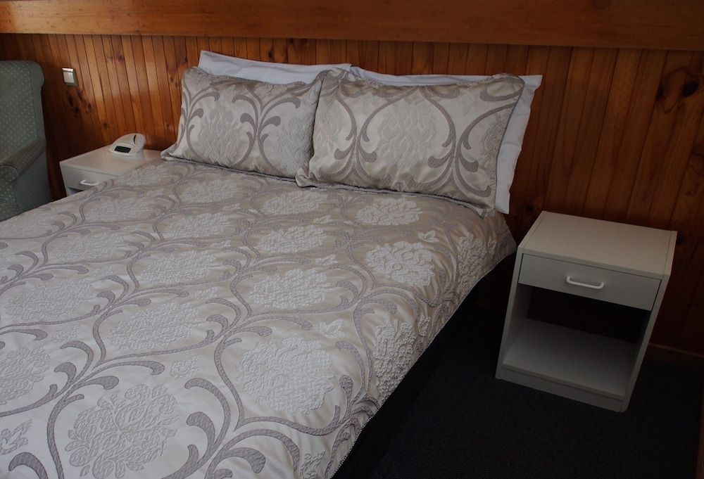 Majestic Motel 3