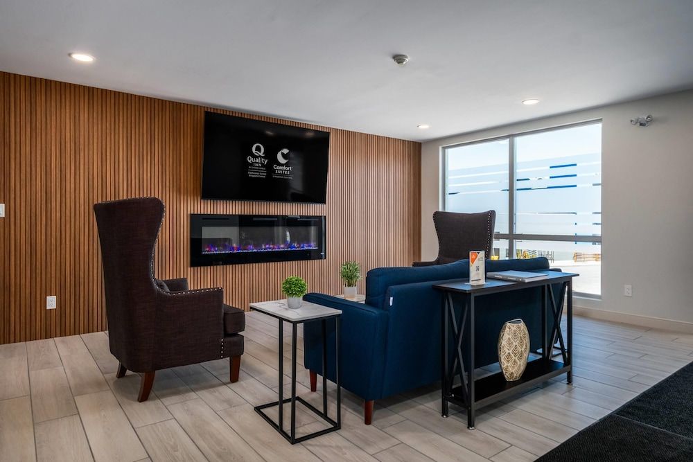 Comfort Suites Kingston Central 2