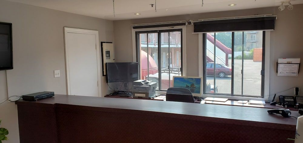 Falcon Motel Brossard 2