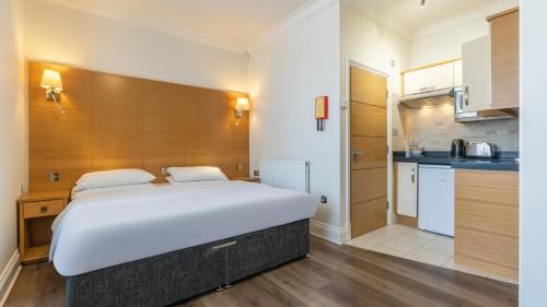 Teddington Lodge 2