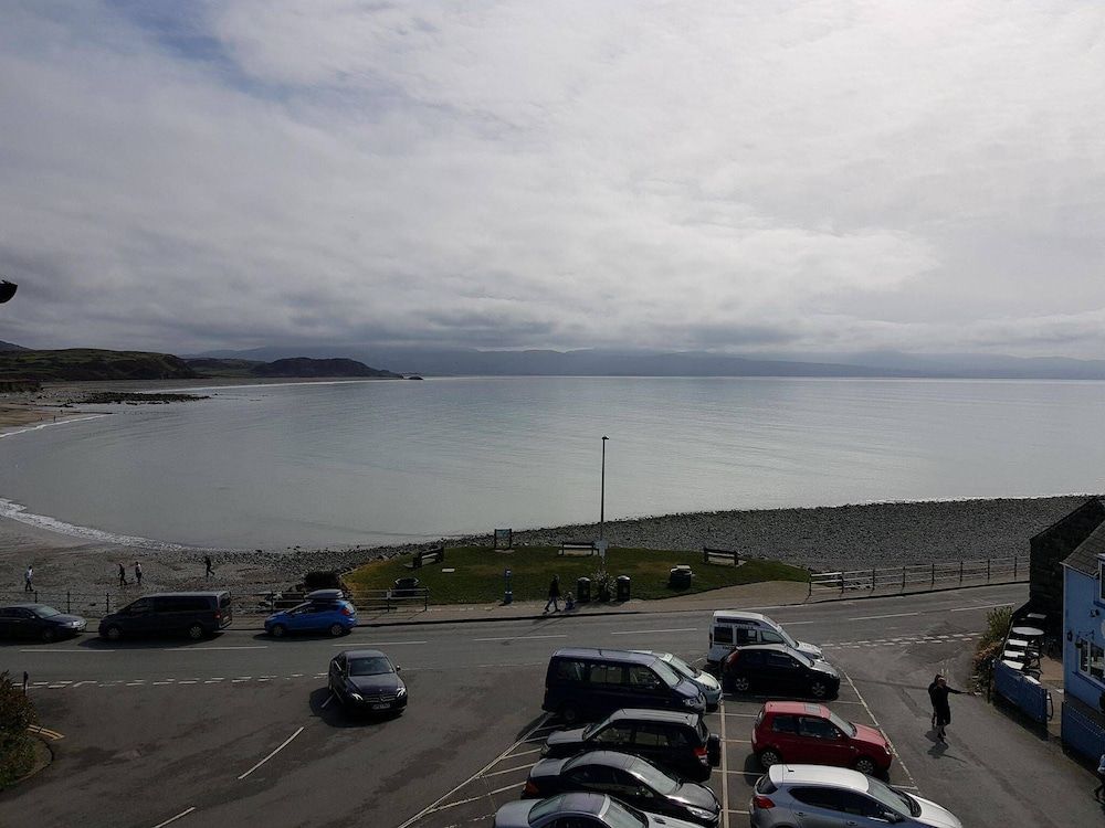 The Moelwyn Hotel & Restaurant 2