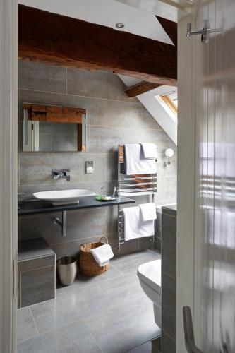 Cross Foxes - Bar Grill Rooms 3