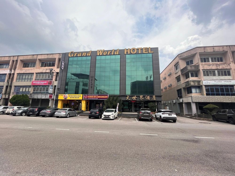 Capital O 91074 Grand World Hotel 1