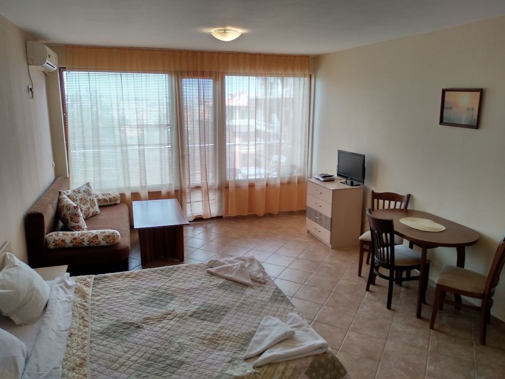 Sunny Sands Studios 3