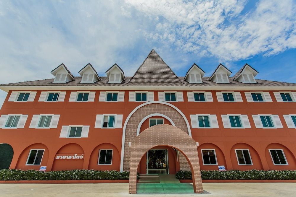Thada Chateau Hotel -1 estrellas en Buriram