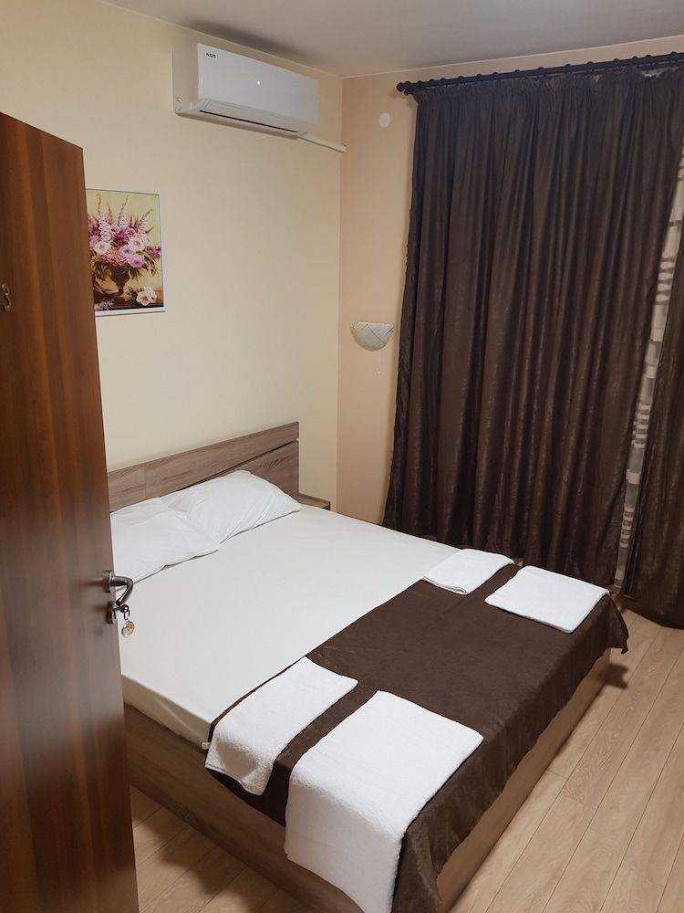 Twain Apart & Rooms 3