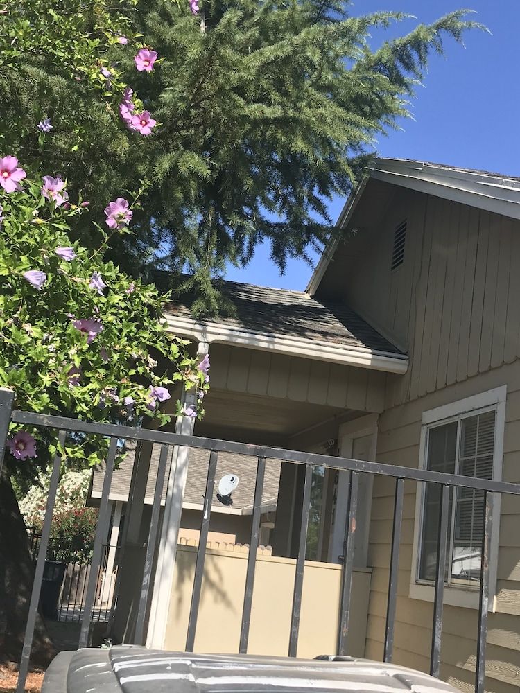 WHOLE Family - WholeVille - Hostel -1 estrellas en Sacramento