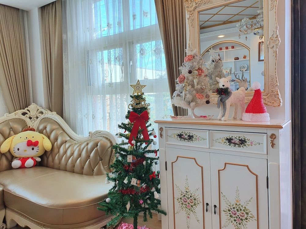 Honeysuckle Family Castle 2