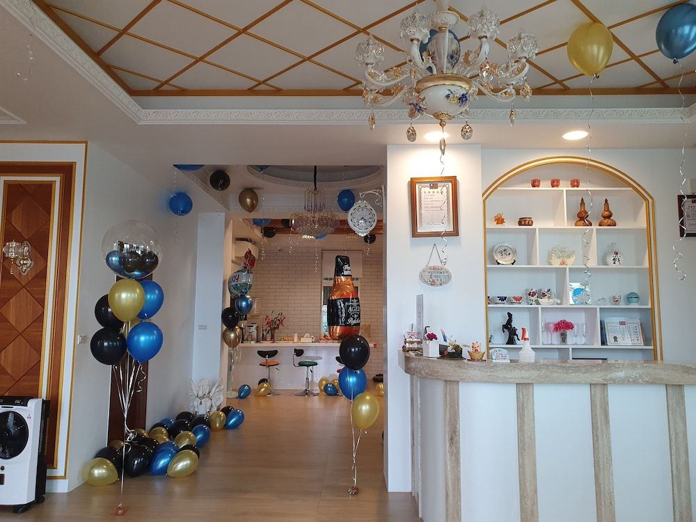 Honeysuckle Family Castle 1