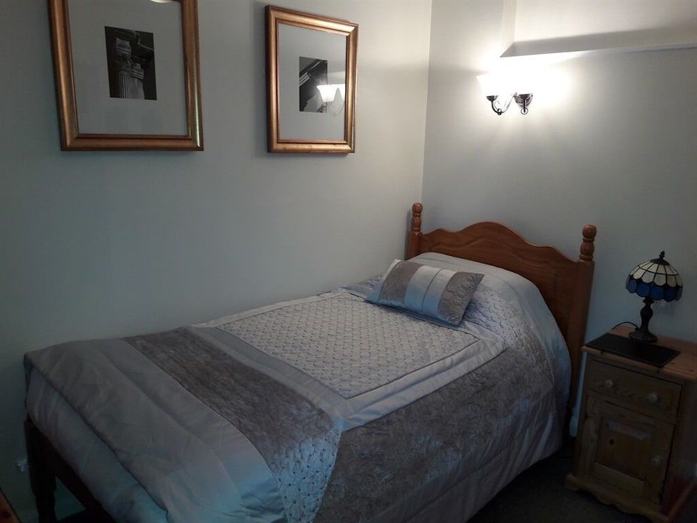 The Four Horseshoes 3