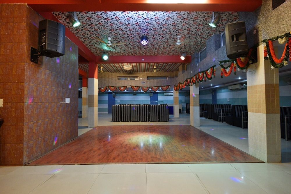OYO 3311 Hotel Apple 9 1