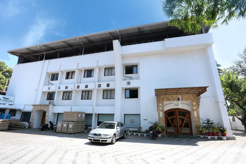 Capital O 19742 Hotel Dona Castle