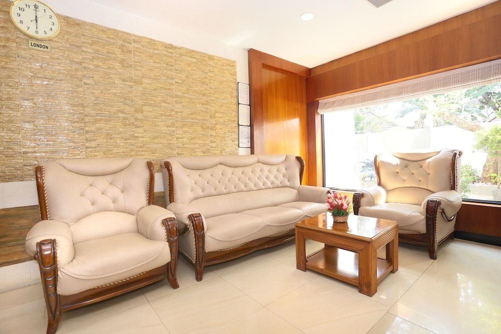 Capital O 19742 Hotel Dona Castle 2