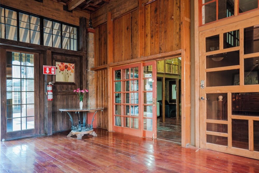 Capital O Hotel Villa Azura 2