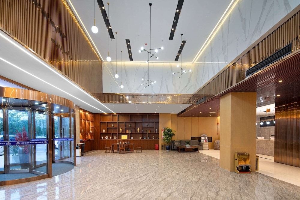 Microtel by Wyndham Miluo Downtown Hotel 2