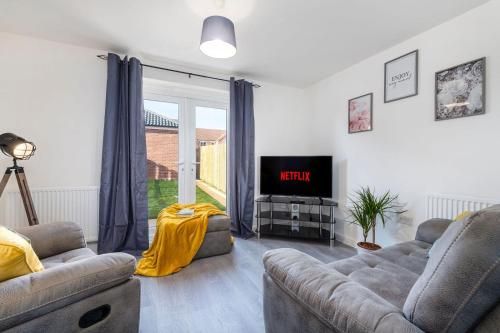 The Holt-Ideal for Contractors- Heartwarming 2 Bedrooms Apartment-Parking 3
