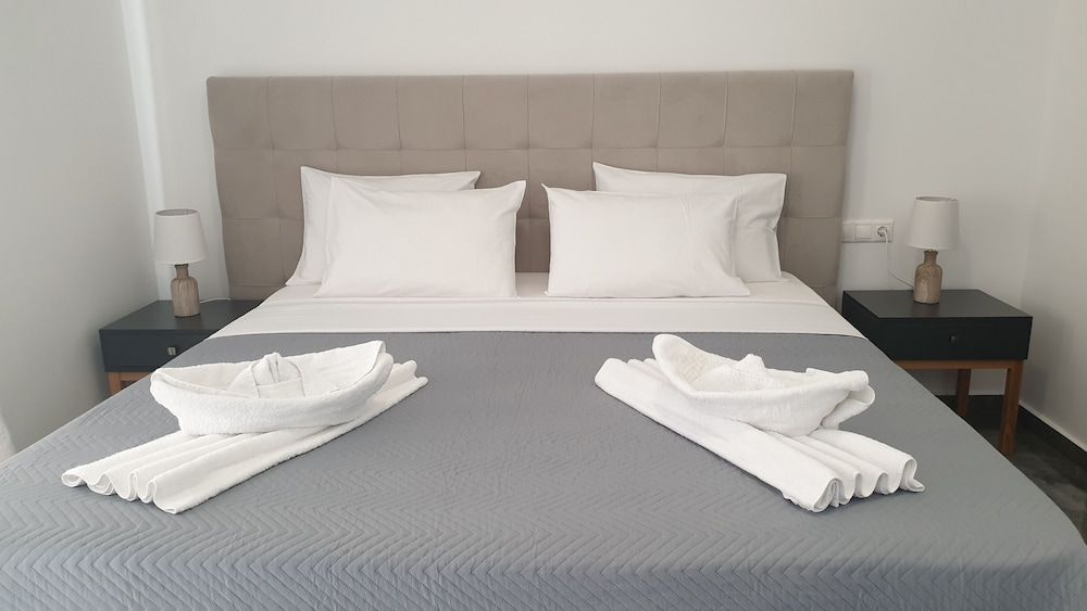 Odos Oneiron Tavronitis Bay 2