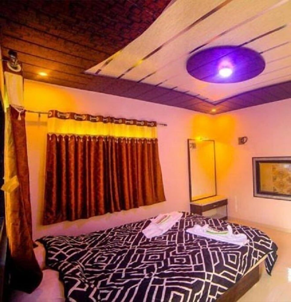 Peacock's Crest Resort 2