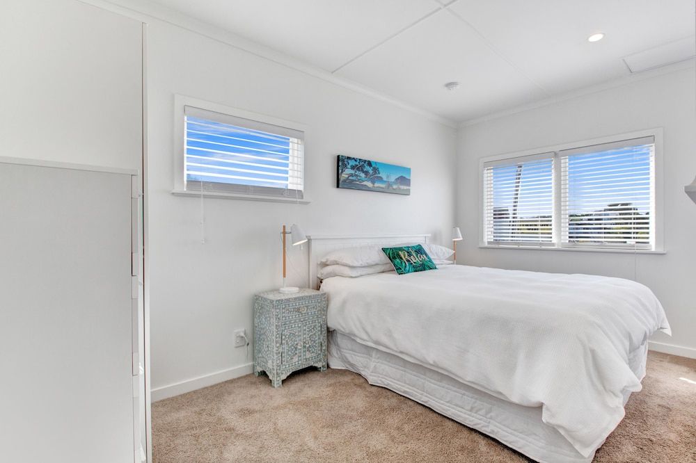 The Little Blue Bach in Oneroa Village 3