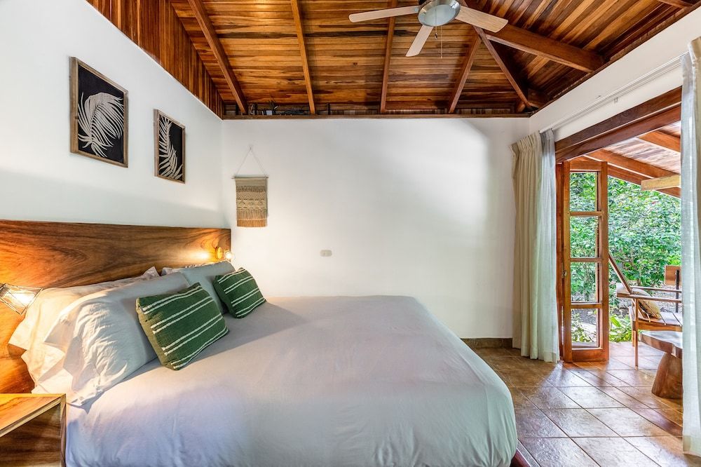 Makanas Beach Bungalows 2