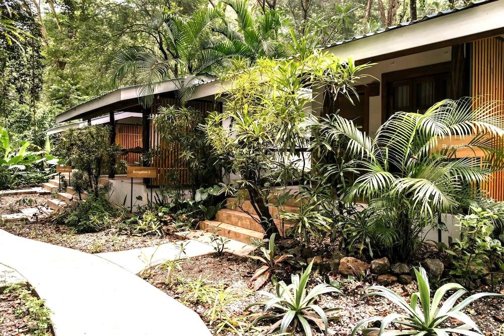 Makanas Beach Bungalows