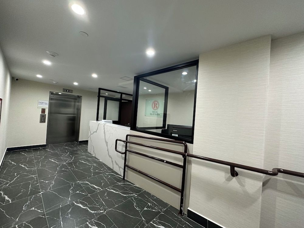 Regal Inn & Suites New York LaGuardia Hotel 2