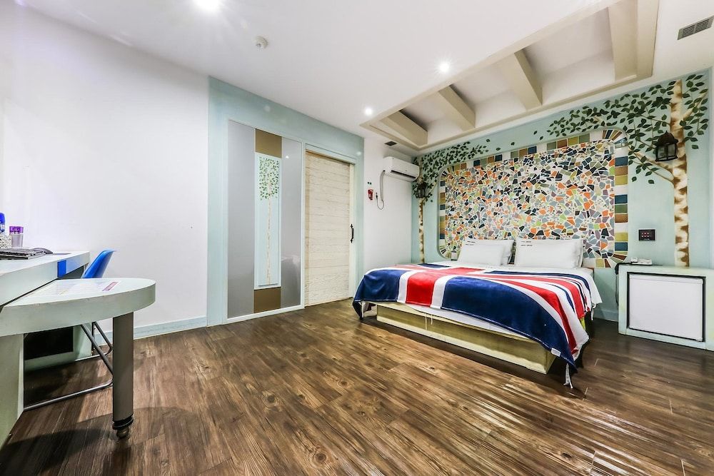 Born Hotel Cheongju 3