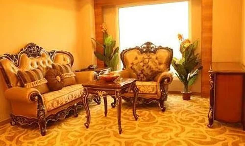 Fabhotel Prime Le Palace 2