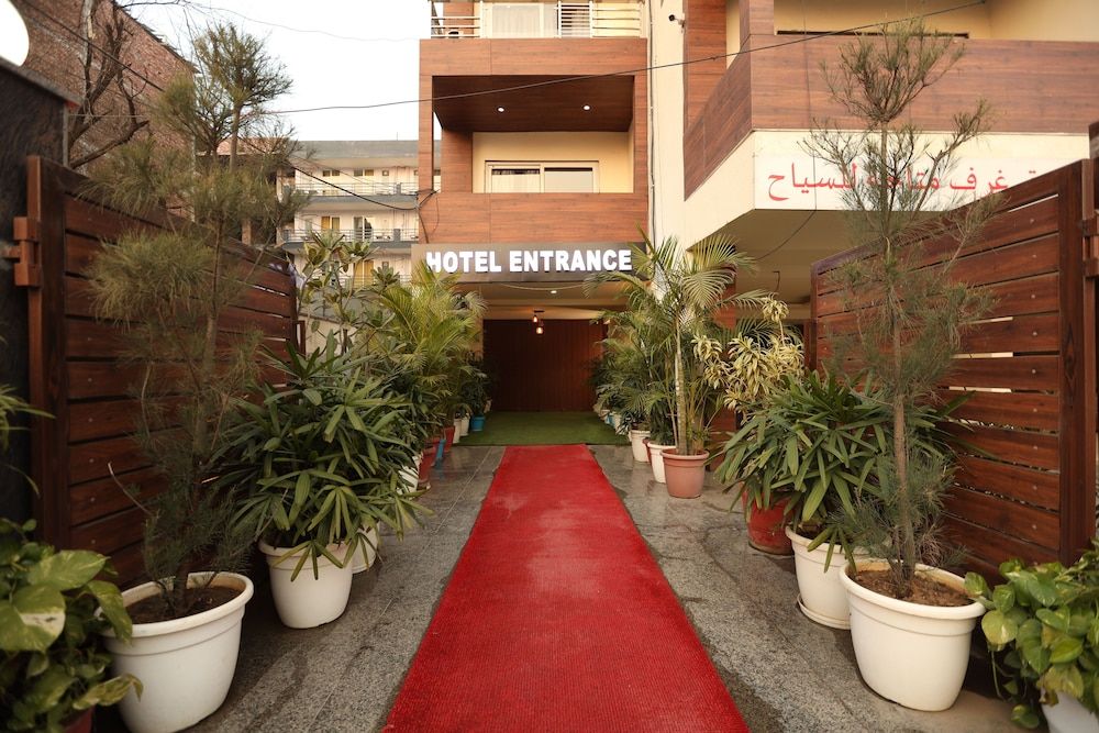 Hotel Starex Opp. Artemis Hospital
