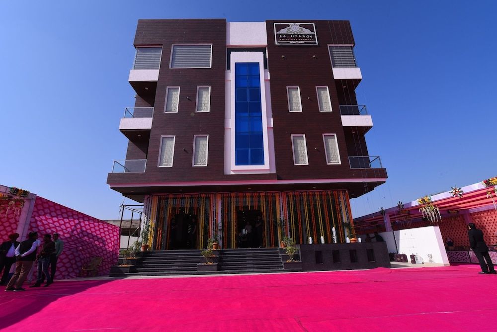 Hotel Le Grande 3 estrellas en Sāmod