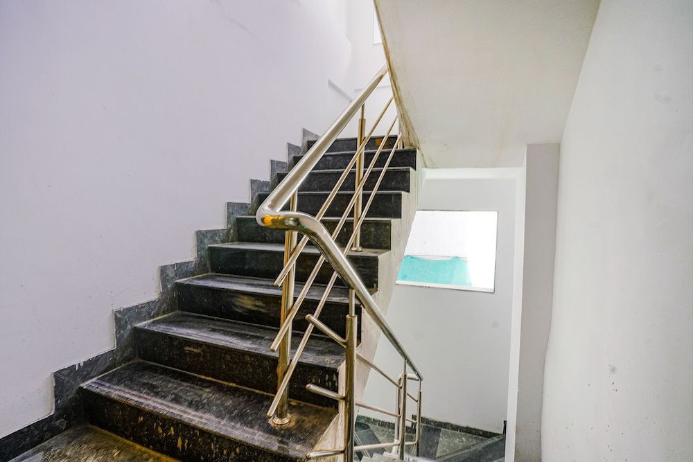 Fabhotel Crystal Inn 2