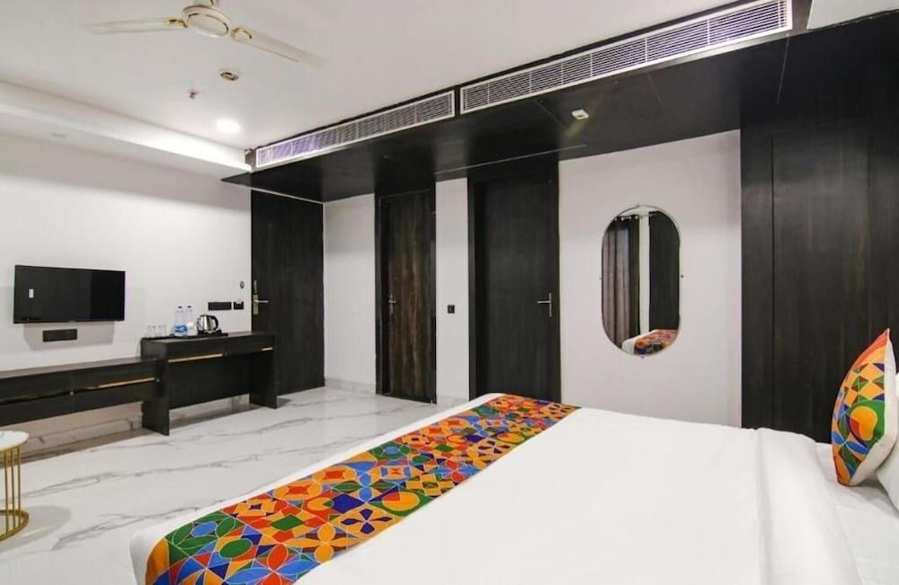 Hotel Grey Sky 2