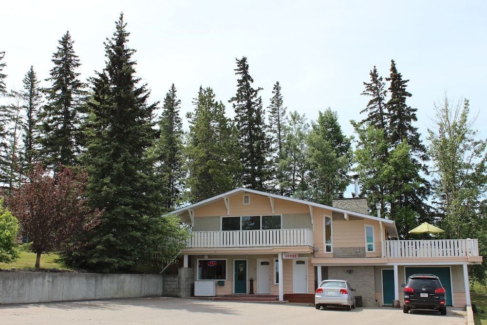 Pines Motel 2