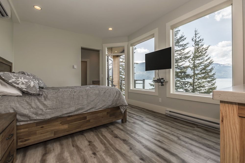 The Lodge on Harrison Lake 2