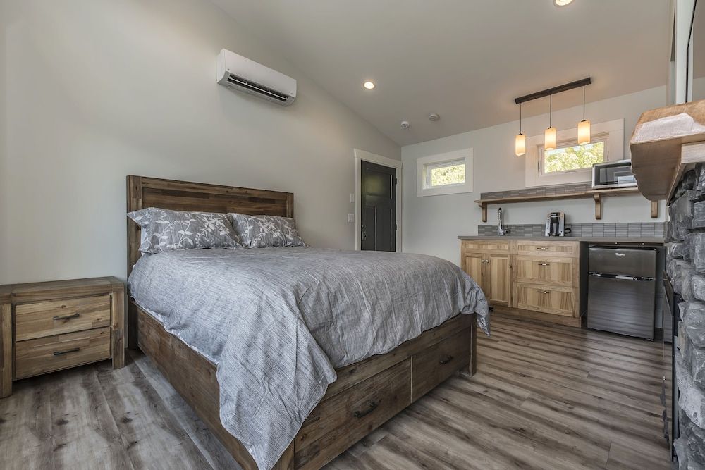 The Lodge on Harrison Lake 3