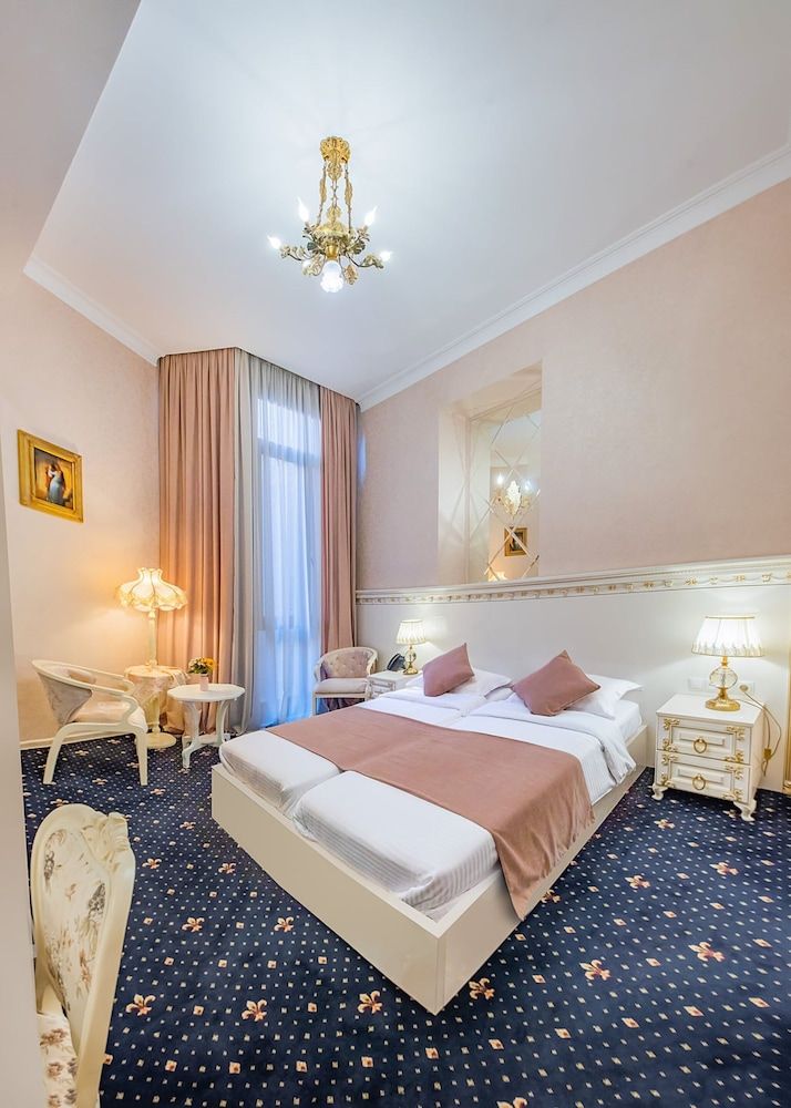 Vintage Hotel 3