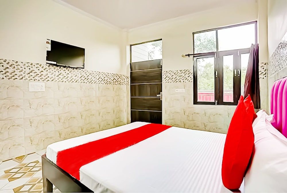 Roomshala 164 Hotel Thanks 2