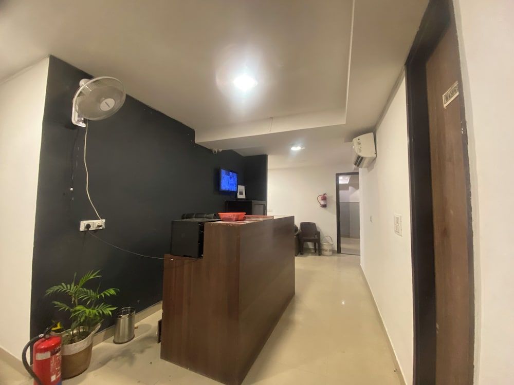 Hotel Golden Plam Tilak Nagar Market 2