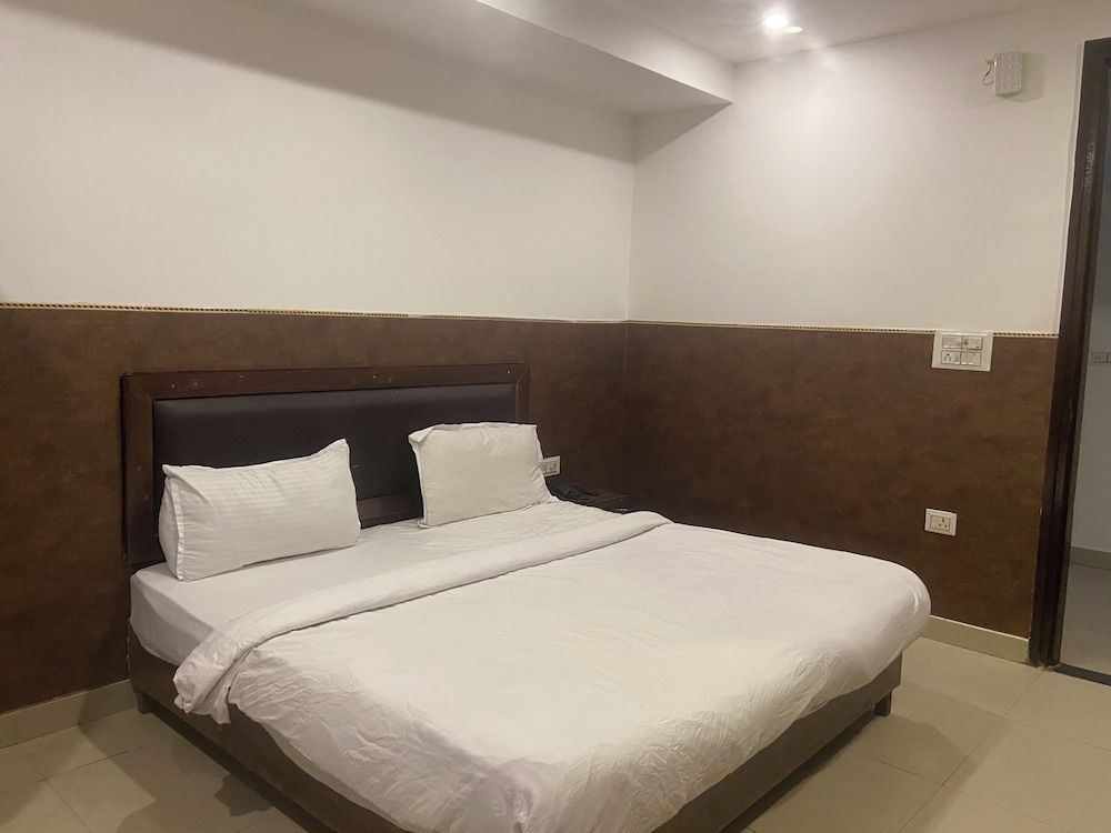 Hotel Golden Plam Tilak Nagar Market 3