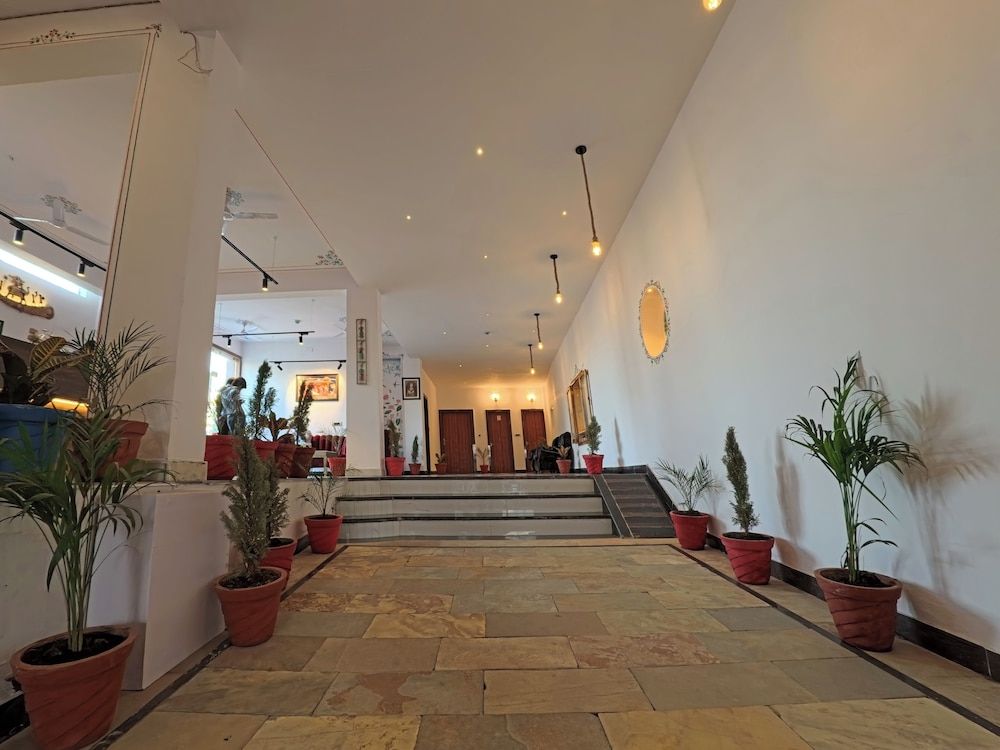 Dera Pichola A Lake Facing Hotel 2