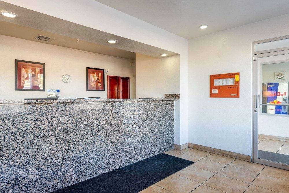 Econo Lodge Phoenix North I-17 3